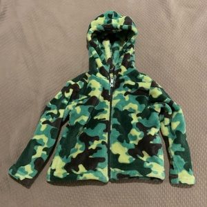 🚨Size 2T toddler boy’s Bass camo jacket